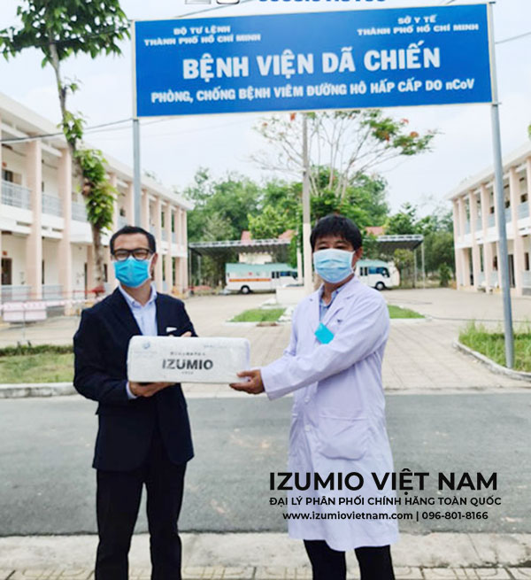 Giám đốc người Nhật Bản Naturally Plus Việt Nam Seji trao tặng lô hàng Izumio ủng hộ cho các bác sỹ bệnh viện dã chiến trong đợt dịch Covid 2021